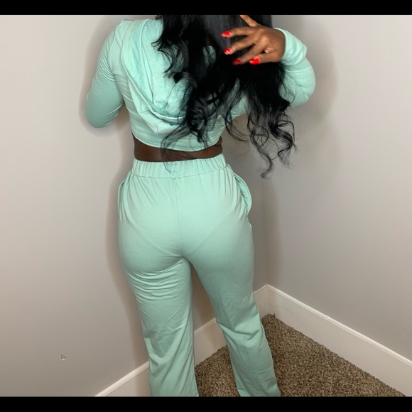 two piece set - Picture 2 of 3